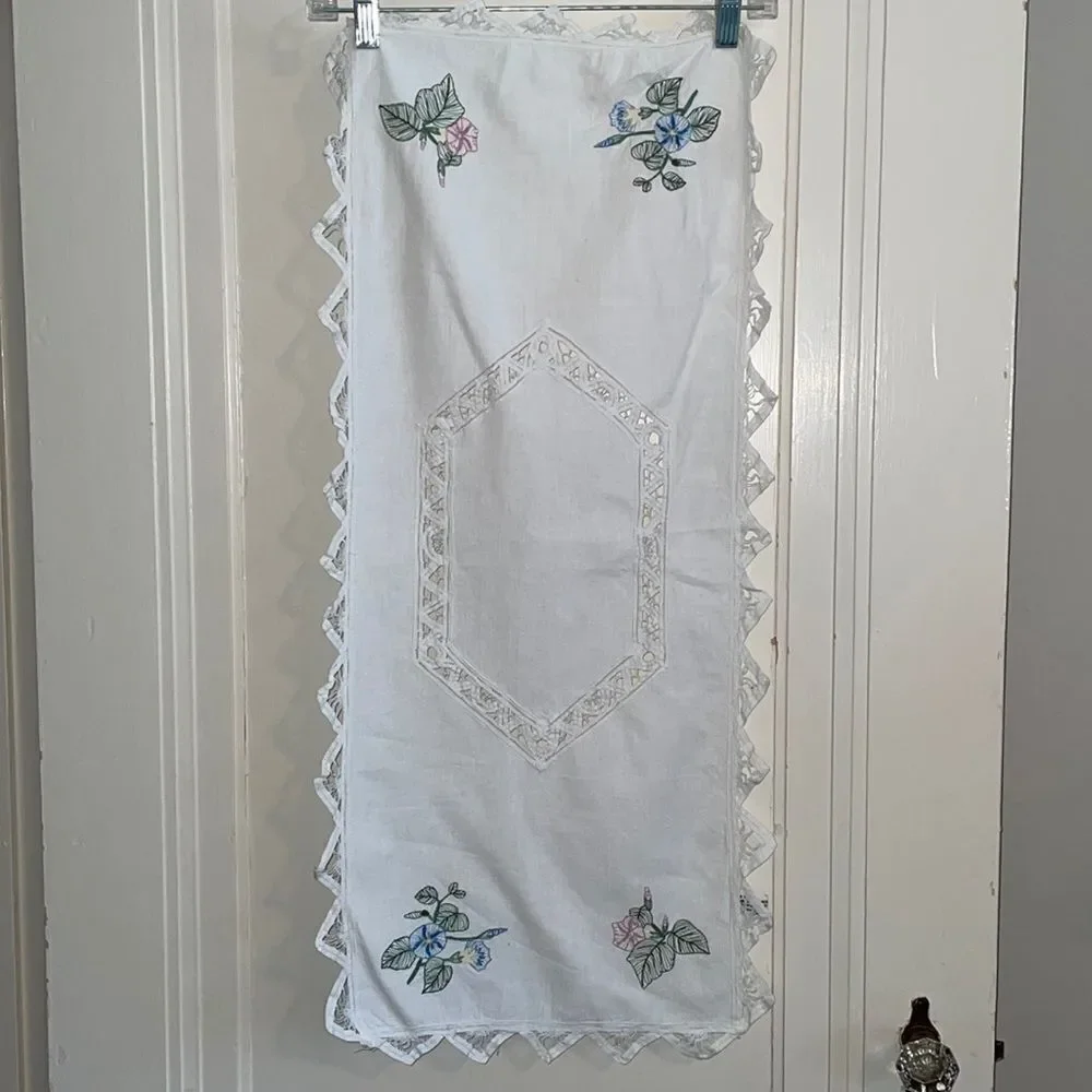 Keeco white cotton table runner with floral embroidery & Battenburg lace‎